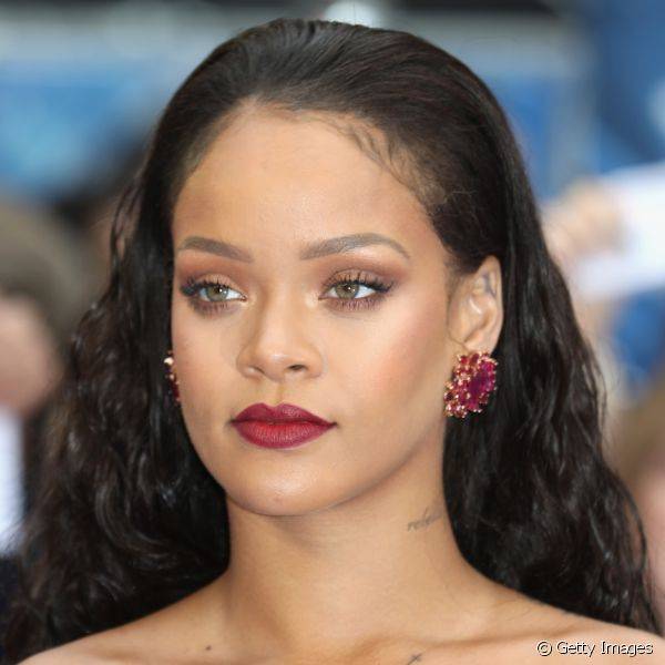 O iluminador pode ser usado de forma bem discreta na sobrancelha, como mostra Rihanna (Foto: Getty Images)